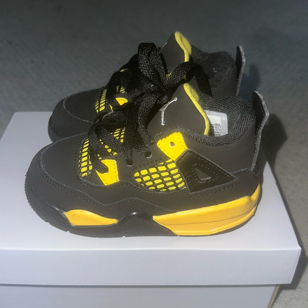 Air Jordan Retro 4 Thunder